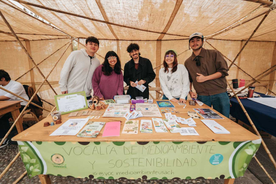 Estudiantes en feria de sostenibilidad