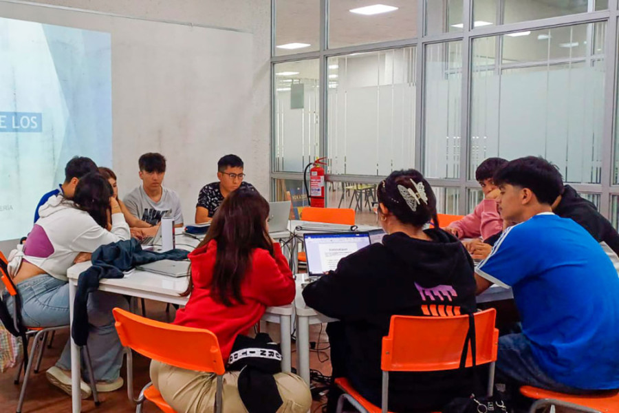 Estudiantes en curso interdisciplinario Fing-FAHU