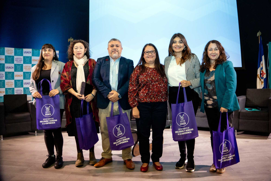 Especialista Usach y de otras universidad posan en el Auditorio FAE