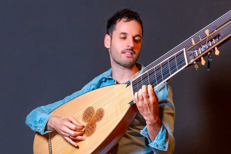 Músico toca instrumento de la época antigua