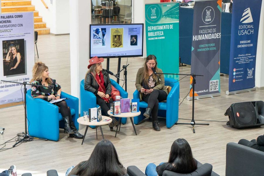 Conversatorio en ágora de biblioteca
