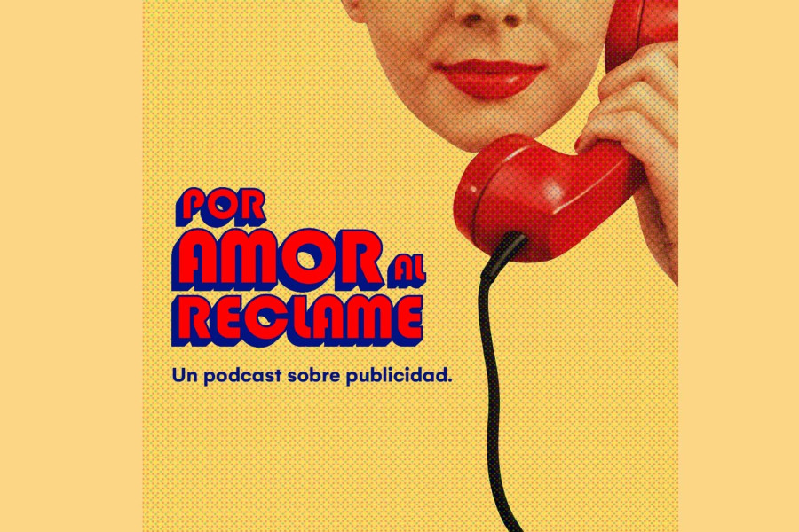 Afiche de podcast. Una mujer al teléfono y letras rojas, fondo amarillo