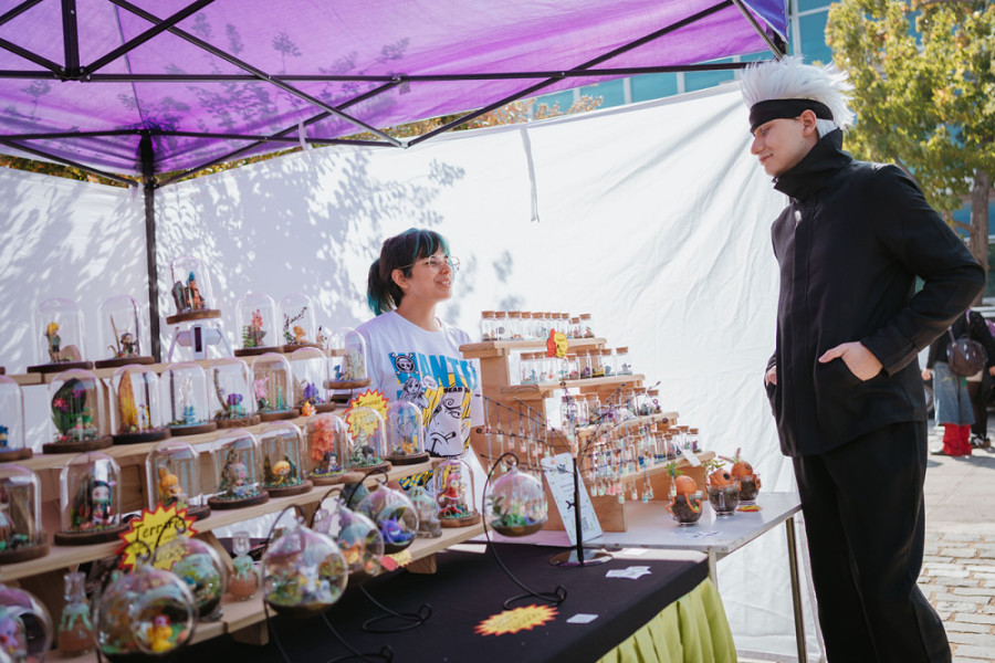 Cosplay se dirige a expositora de figuras animé