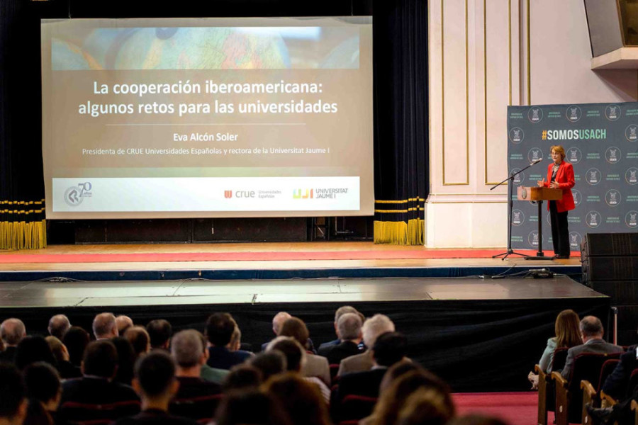 Dra. Eva Alcón Soler, rectora de la Universitat Jaume I y presidenta del CRUE de España, realiza ponencia en Ceremonia de Inauguración del Año Académico Usach 2025