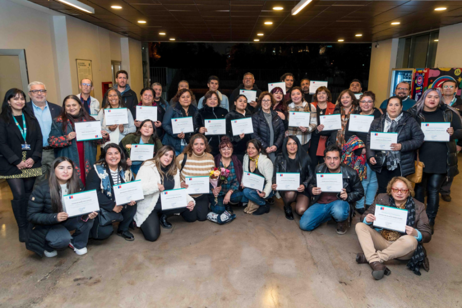 Dirigentas y dirigentes sociales recibieron sus constancias de participación por haber completado el curso “Liderazgo y Organización”. El programa forma parte de la iniciativa “Creando Valores en la Movilidad Social”