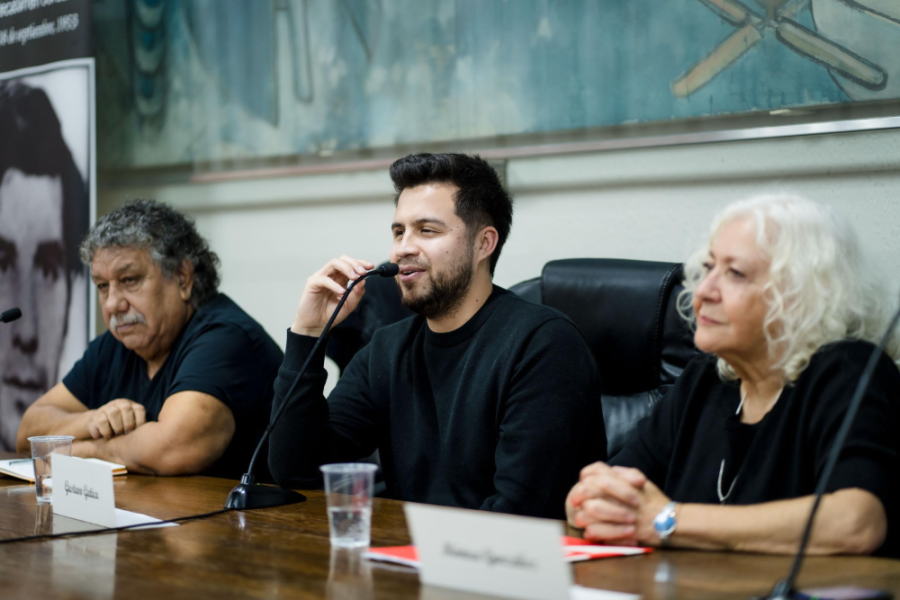 Ricardo Recabarren, Gustavo Gatica y Mónica González en la testera del Salón de Honor Usach. De fondo el famoso cuadro de Matta