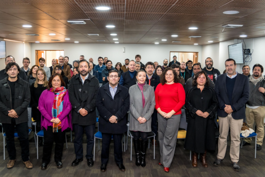Integrantes de la comunidad de la Facultad de Ingeniería posan a la cámara en CEPEC-USACH