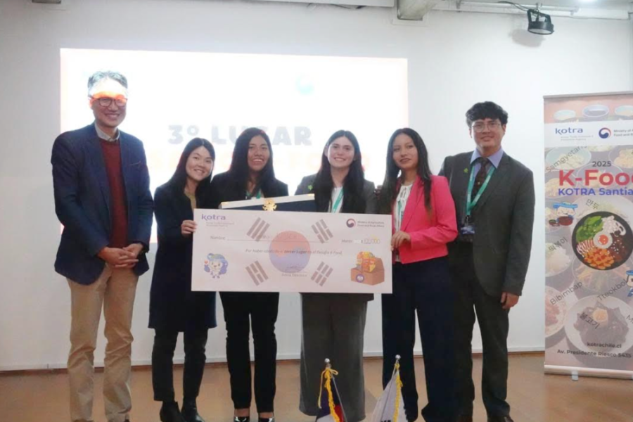Integrantes de la organización estudiantil HAN-HWA de la Universidad de Santiago de Chile, reciben reconocimiento por obtener el tercer lugar en la competencia K-Food 2025