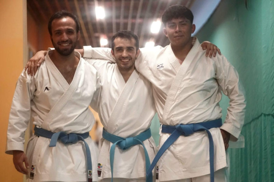 Parte de la delegación Usach que participará en el Panamericano de Karate en México, vestidos con sus respectivos trajes