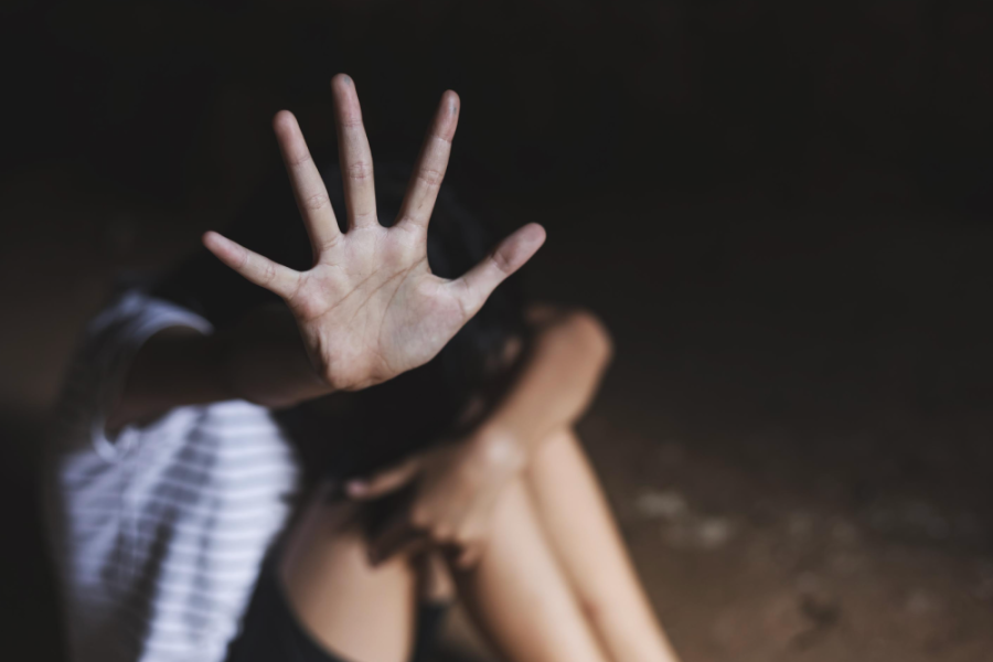 Niña desprotegida estira su brazo y mano derecha pidiendo protección 