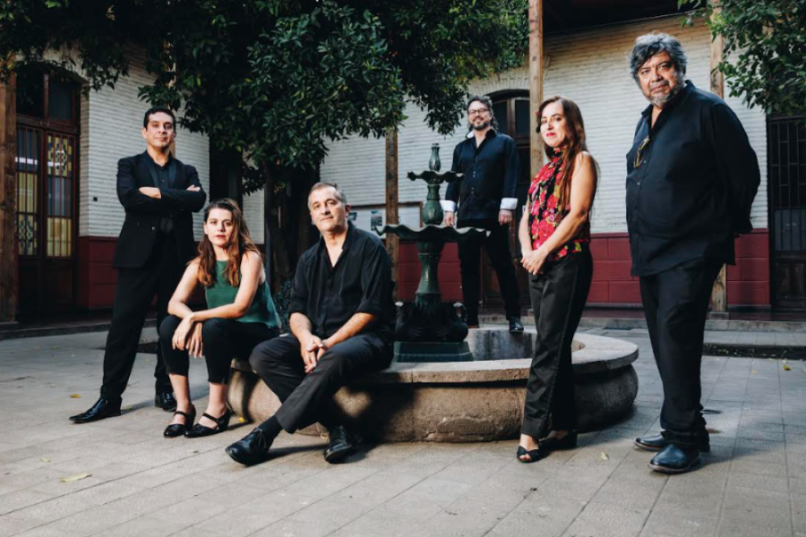 Integrantes del Grupo Syntangma Musicum, posan a la cámara en el interior de los patios de la Escuela de Artes y Oficios. Son tres hombres y dos mujeres