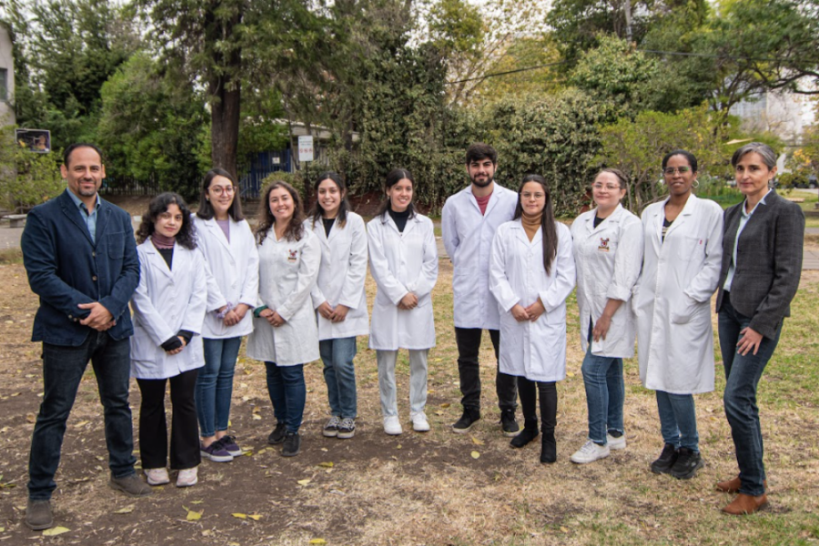 Equipo investigador de la Facultad de Química y Biología Usach, que lleva adelante un proyecto Fondecyt Regular que busca anticipar el comportamiento del virus ISAV, causante de una grave crisis en la salmonicultura nacional. 