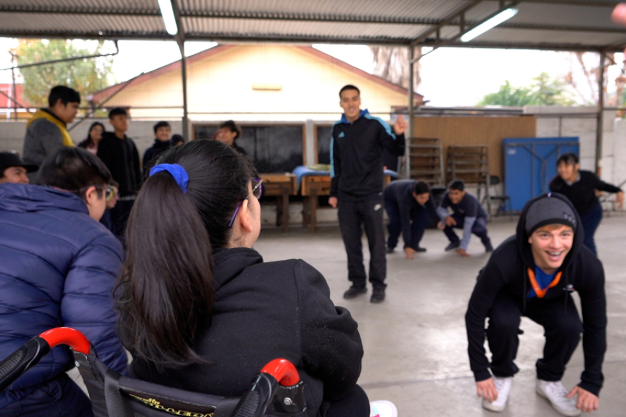 Estudiantes juegan en un patio de un colegio.