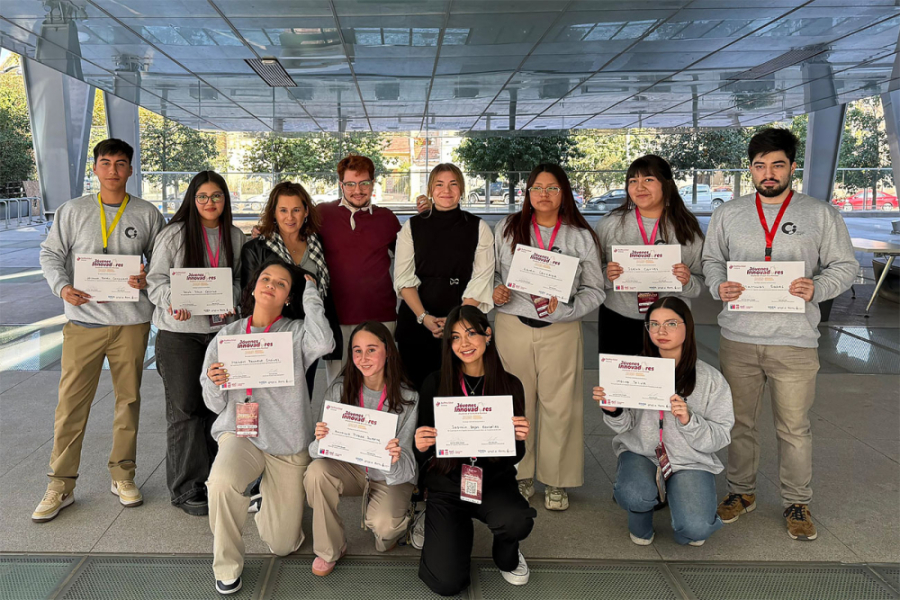 En la fotografía aparecen los equipos que representaron a la Universidad de Santiago de Chile en la competencia fueron Súper 7, integrado por Iselia Cartes, Mathias Salas, Moira Silva y Karen Calizaya; e InnMove, proyecto que se adjudicó el segundo lugar, conformado por Antonia Tirado, Jasmín Rojas, Joshua Torres, Mahori Pacheco y Rocío Ilaja, todos estudiantes de la carrera de Ingeniería Industrial.