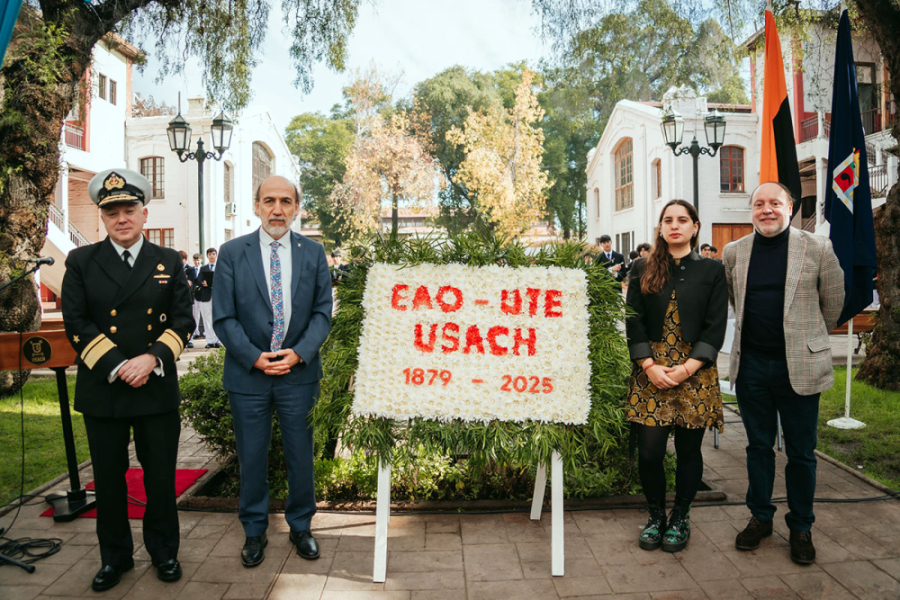 Autoridad de la Armada, Rector Vidal, presidenta Feusach y Premio Nacional de Historia 2024, Dr. César Ross, posan frente a monumento y ofrenda floral a los Héroes de la Escuela de Artes y Oficios caídos en el combate Naval de Iquique