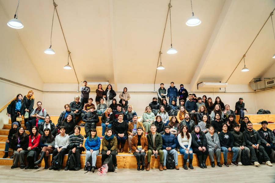 Presentadores y comunidad universitaria presentes en la actividad posan en el Espacio Ágora de la Biclioteca Central Usach. Alrededor de 100 personas.