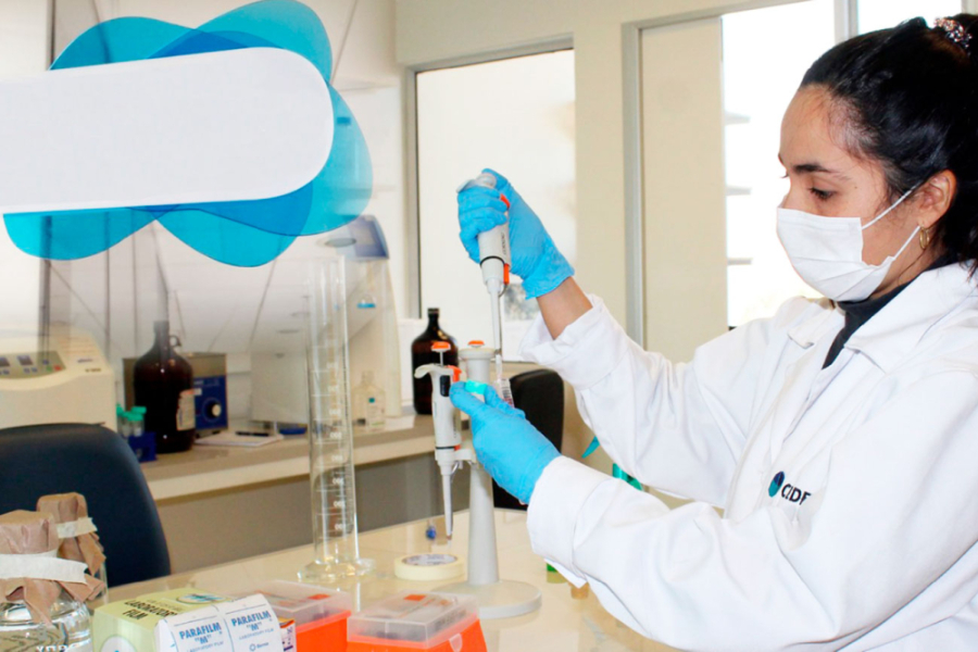 Experta trabaja en laboratorio