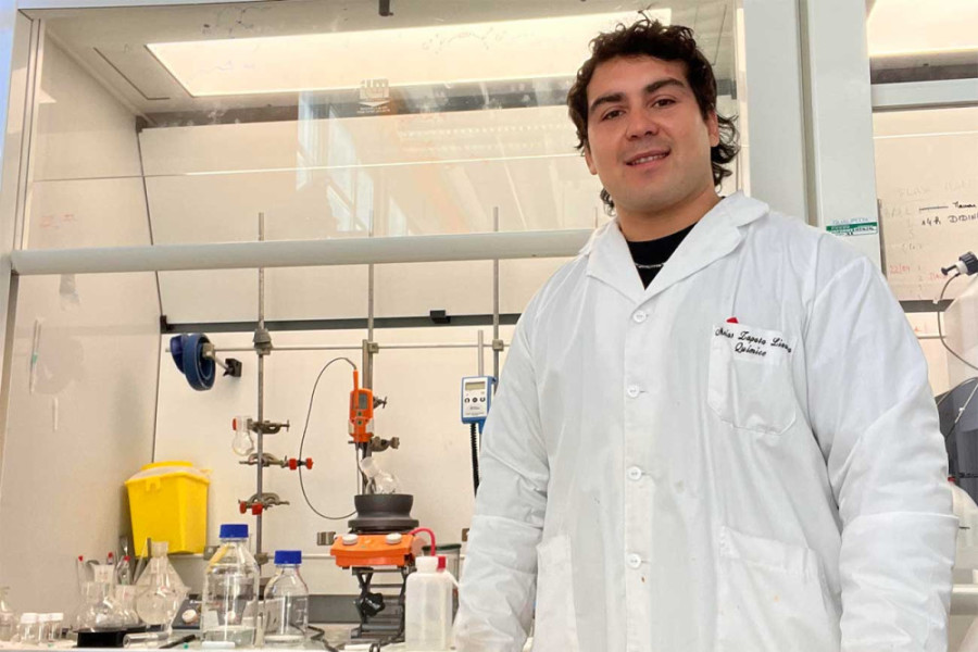 Matías Zapata, estudiante de Doctorado en Química, que realizará pasantía en Francia, trabaja en el laboratorio