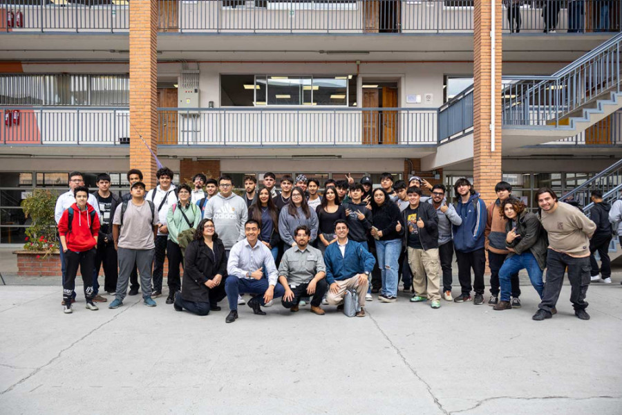 Estudiantes de Tecnología en Automatización Industrial (TAI) del Departamento de Tecnologías Industriales participaron en un seminario formativo junto a la Empresa Emerson, enfocado en la práctica de instrumentación, sistemas de control y aplicación de tecnologías en contextos industriales reales.