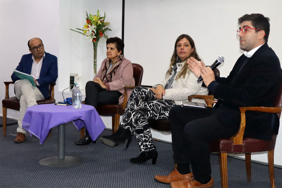 ESpecialistas de las comunicaciones debaten en conversatorio. 2 Hombre, 2 mujeres en el set
