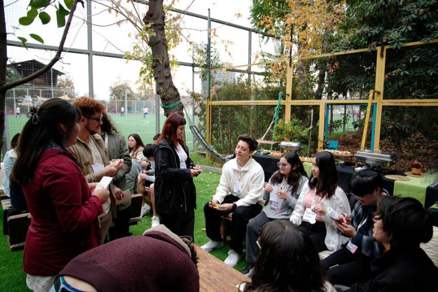 Actividad de Lions Up del Centro de Innovación FING con estudiantes en patio de Innovo
