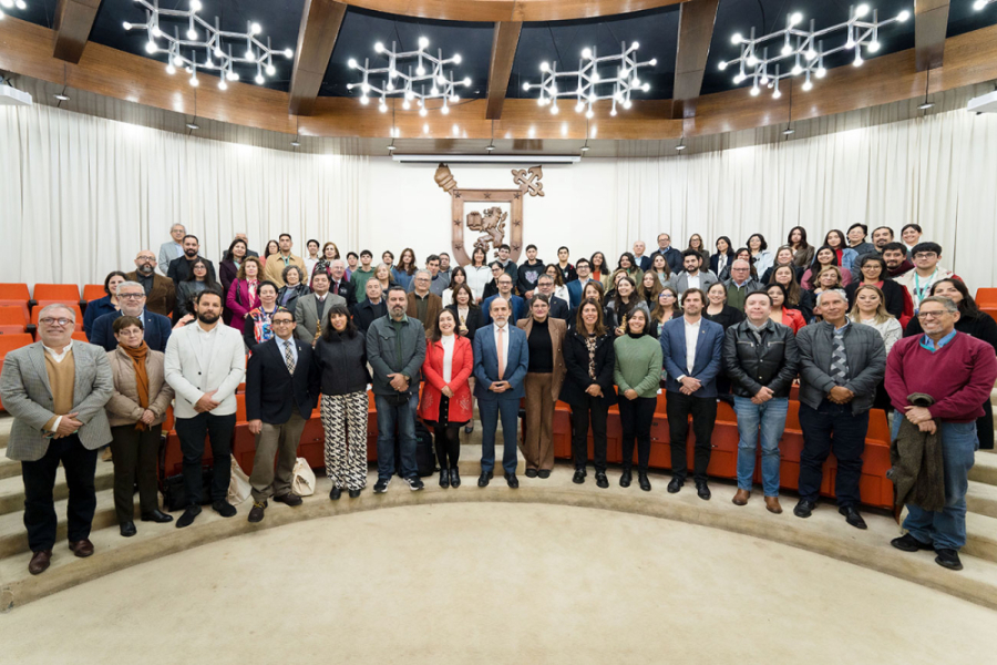 Ganadores del Premio a la excelencia VIME y Autoridades de nuestra Universidad, posan a la cámara en el Salón de honor Usach