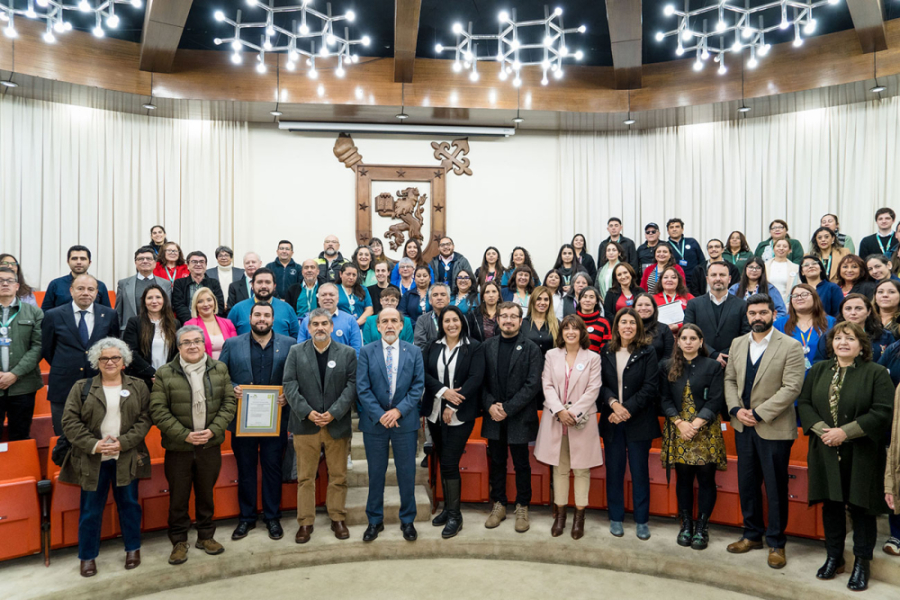 Rector Vidal y autoridades de la Universidad posan a la cámara en el Salón de Honor Usach, por motivo del 50 aniversario del Centro de Salud de la Corporación