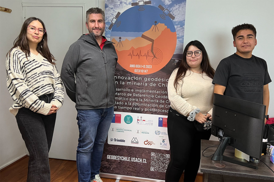 Dr. Tarrío junto  estudiantes del equipo