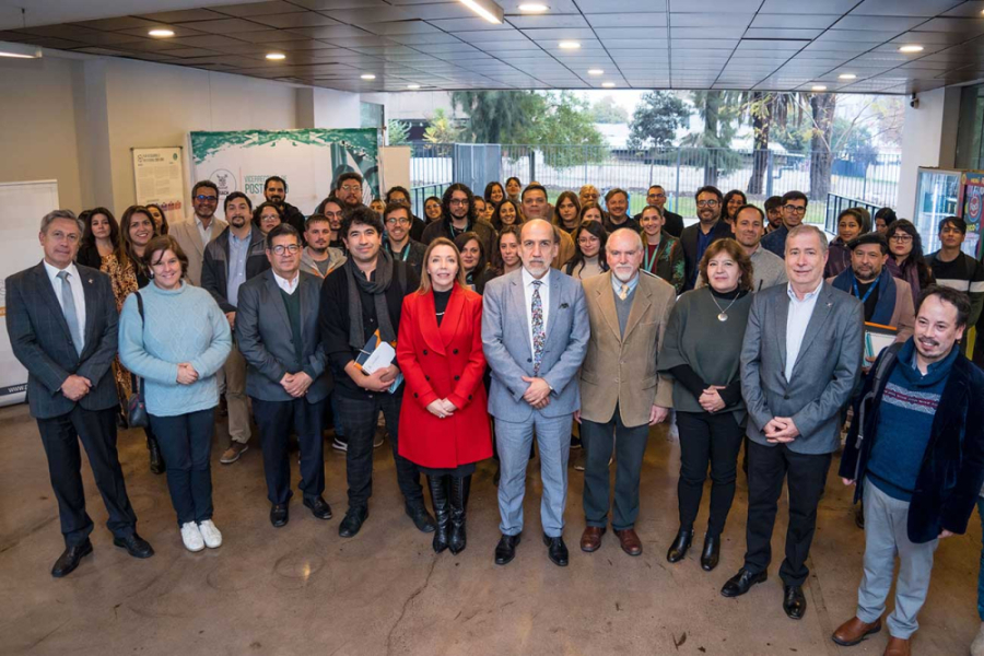 Autoridades Usach, académicos y estudiantes de postgrado en las afueras del Auditorio REMS