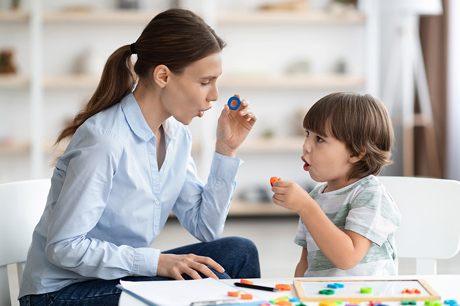 Mujer comunicándose con un niño