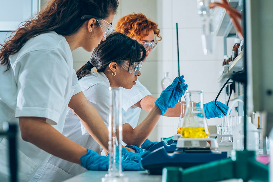 Científicas trabajando en el laboratorio.