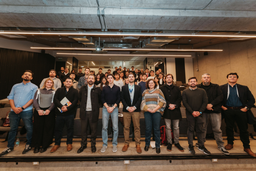 Autoridades y parte de la comunidad estudiantil de las facultades de ingeniería, tecnológica, derecho ciencia y administración y economía s, posan en el Salón Auditorio ESID