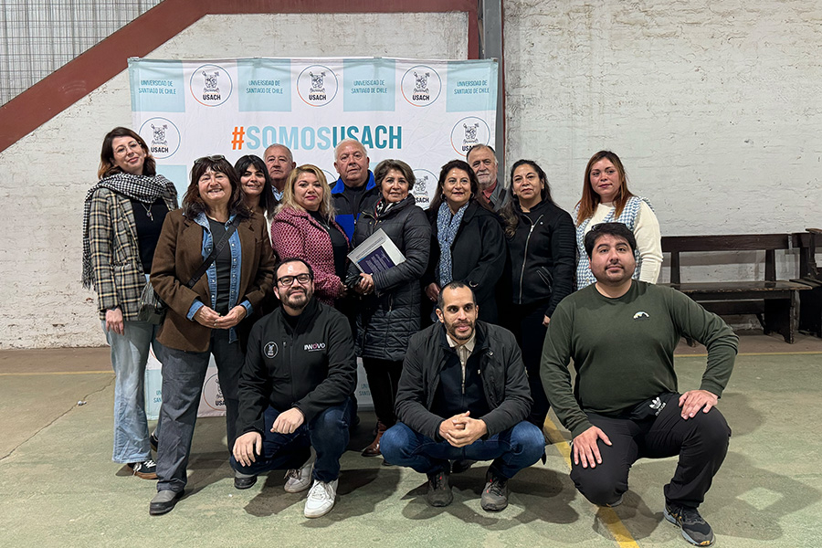 Investigadores Usach posan junto a docentes de Quilimarí, en la comuna de Los Vilos, Región de Coquimbo