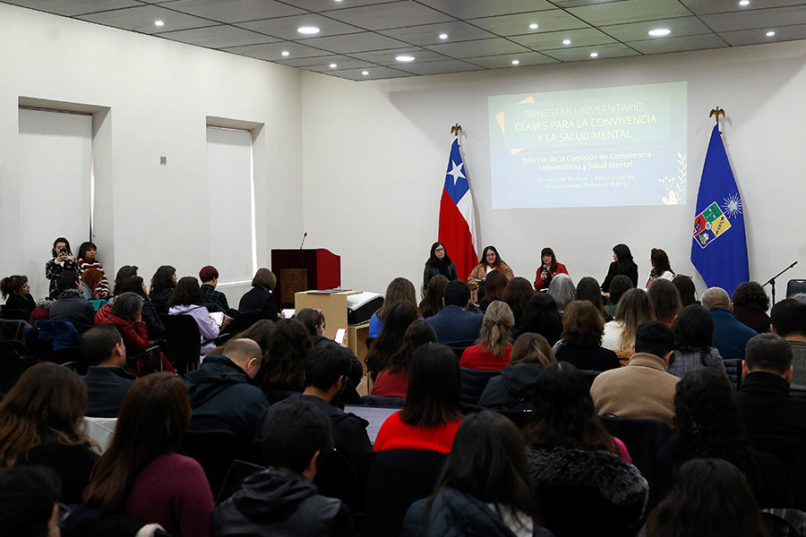 Ceremonia de lanzamiento. De frente, aparecen 5 expertas siendo escuchada por la audiencia