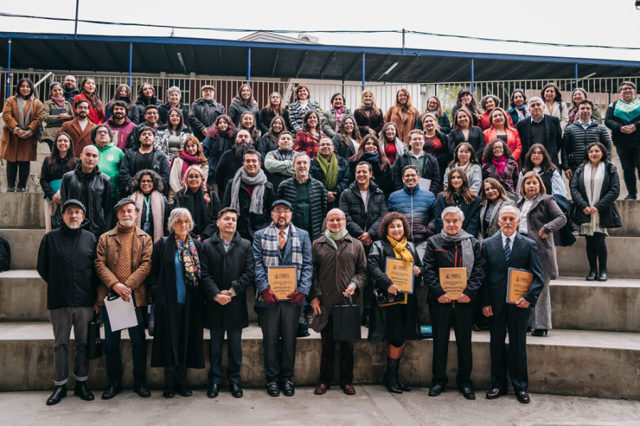 Autoridades, académicos, funcionarios y estudiantes del DLL posan a la cámara. Son alrededor de 50 personas.