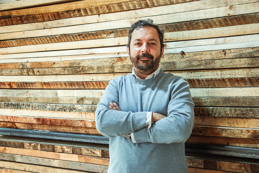 En la fotografía aparece el Dr. Erick Saavedra, académico e investigador del Departamento de Ingeniería en Obras Civiles de la Usach, con un chaleco celeste y sus brazos cruzados a la altura del tórax. El fondo es de madera.