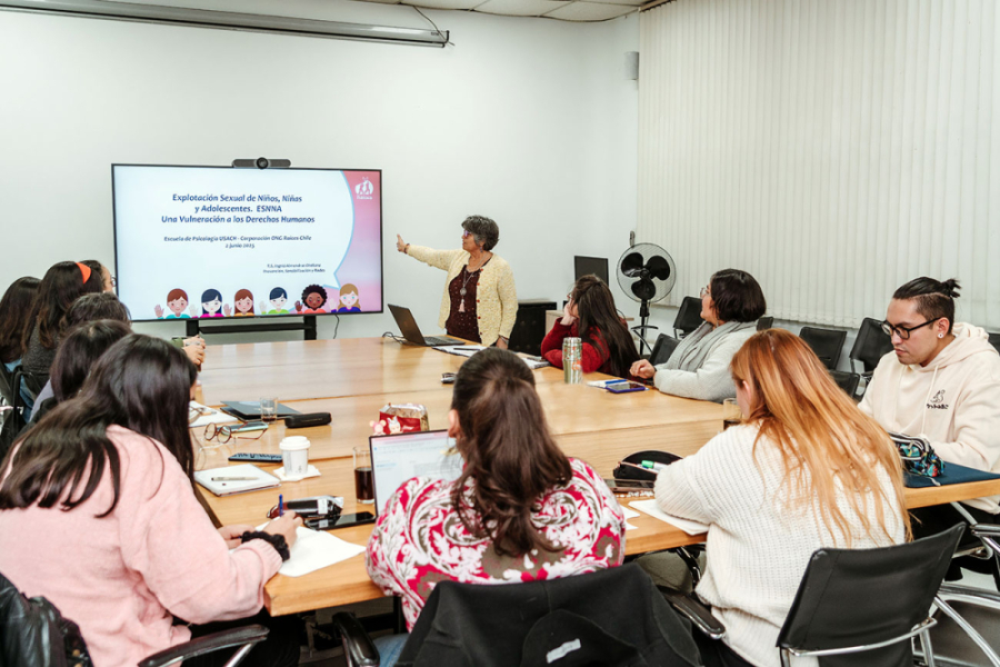 Estudiantes de las carreras de humanidades de la Universidad participan del taller en una de las salas de la Escuela de Psicología Usach.