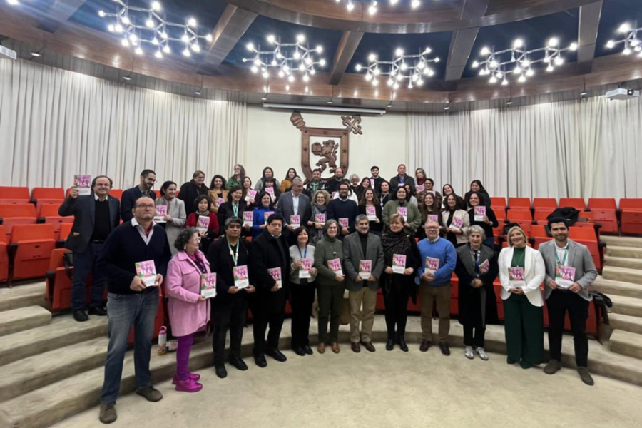 Entrega de estudio en el Salón de honor Usach. En la imagen aparece el decano de la Facultad de Ciencias Médica junto a los investigadores y asistentes a la ceremonia