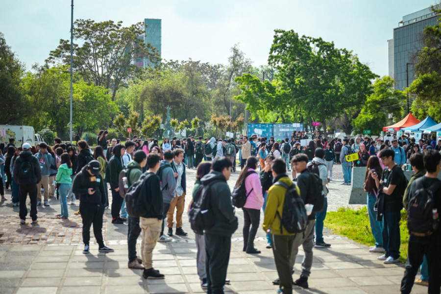Futuros estudiantes Usach participan de las actividades de Usach Contigo en Vacaciones. En la fotografía aparecen cerca de 40 estudiantes en la explanada de la Casa Central.