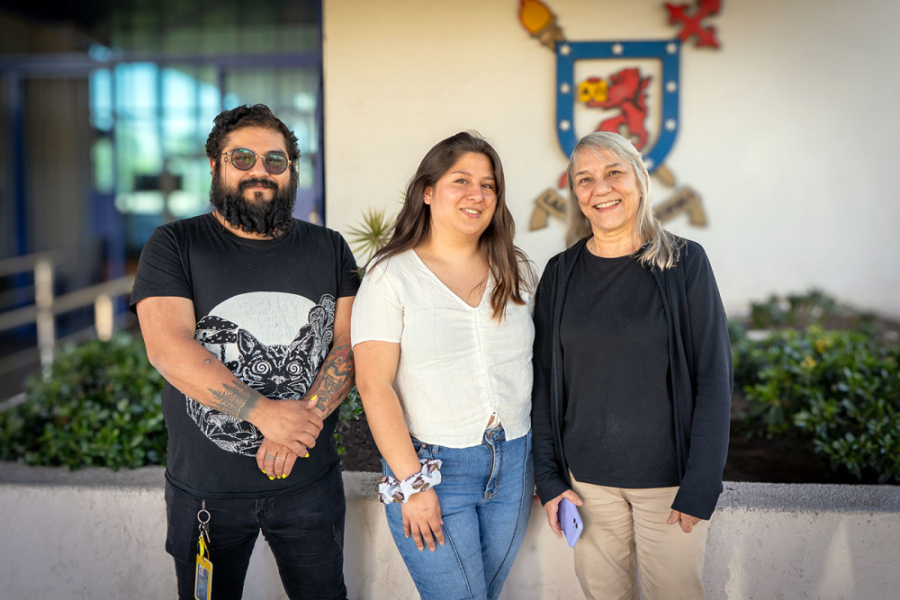 Académica, integrante de la VIME de la Facultad de Químicay Biología y estudiante, posan afuera de la entrada principal a la Rectoría Usach