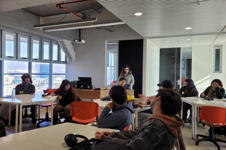 Foto de la actividad en donde aparecen estudiantes y docentes trabajando sobre una iniciativa
