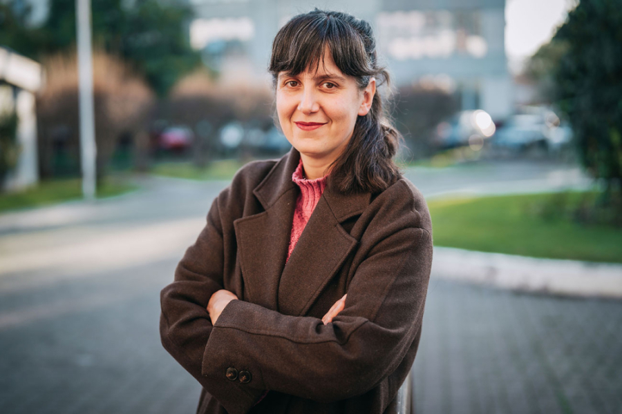 Alejandra Pinto, jefa Archivo Patrimonial Usach en las afueras de la Vicerrectoría de Vinculación con el Medio Usach