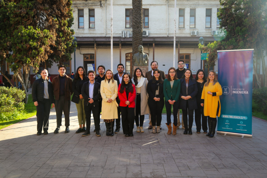 Vicedecana Mahn junto a autoridades y egresados de la FING posan en el Patio de los Perros en la EAO