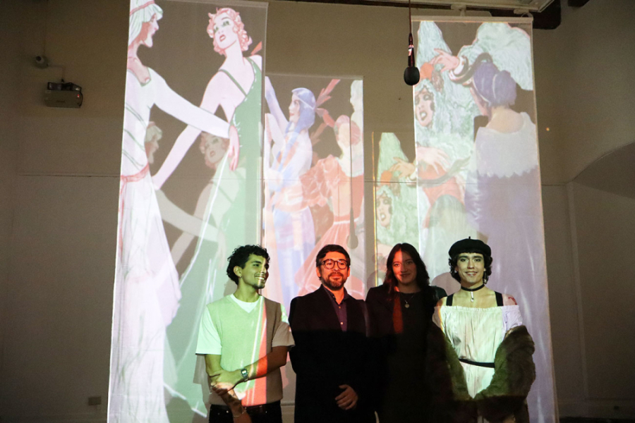 Estudiantes de cuarto año de la carrera de Diseño en Comunicación Visual (DCV) del Departamento de Publicidad e Imagen (DPI) de la Facultad Tecnológica (Factec). En el fondo se puede visualizar imágenes grandes aparecidas en la antigua revista .