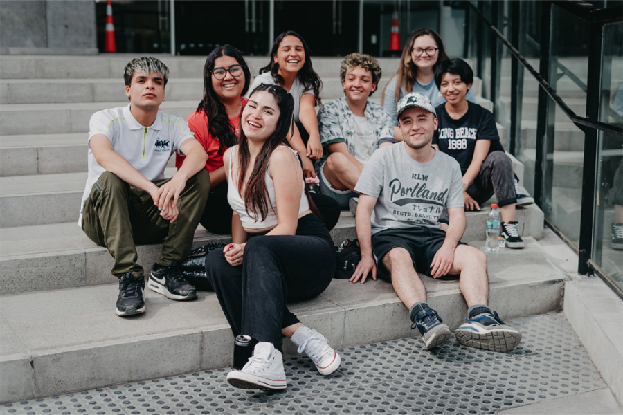 Estudiantes Usach posan en las escalinatas del edificio FAE