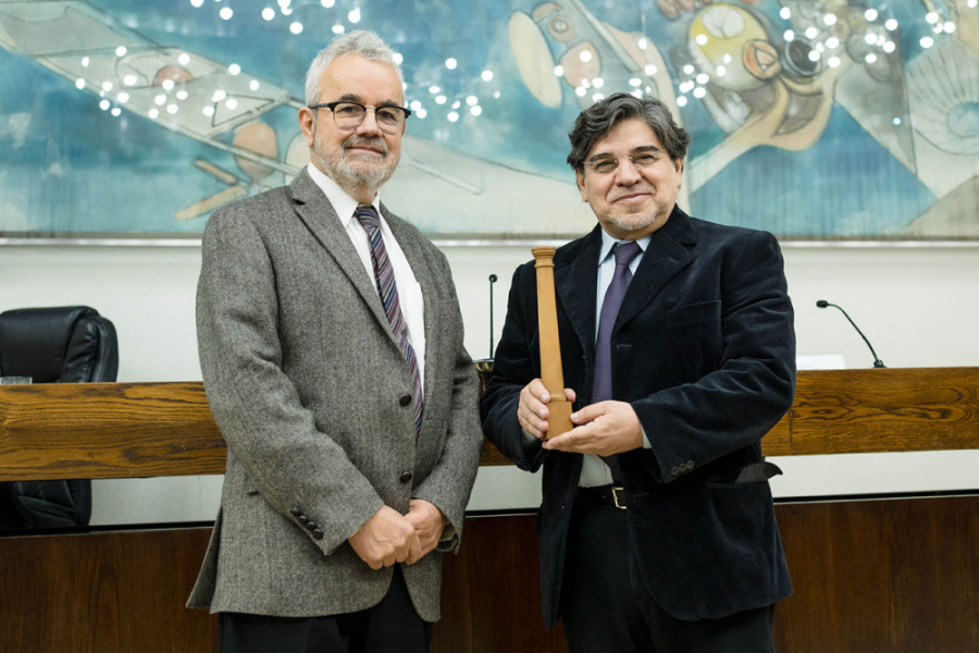 En la fotografía aparece el decano saliente el arquitecto Rodolfo Jiménez Cavieres y la nueva autoridad de la Facultad de Arquitectura y Ambiente Construido, doctor Aldo Hidalgo Hermosilla.