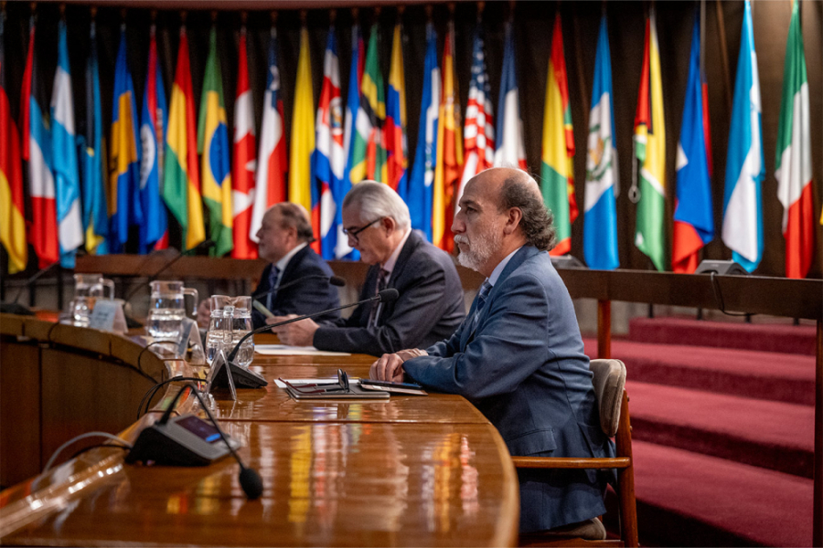 En la fotografía aparece el Rector Vidal, junto al secretario ejecutivo de la Cepal y el Premio Nacional de Historia 2024, Dr. César Ross, en la testera de la Sala Raúl Prebisch.