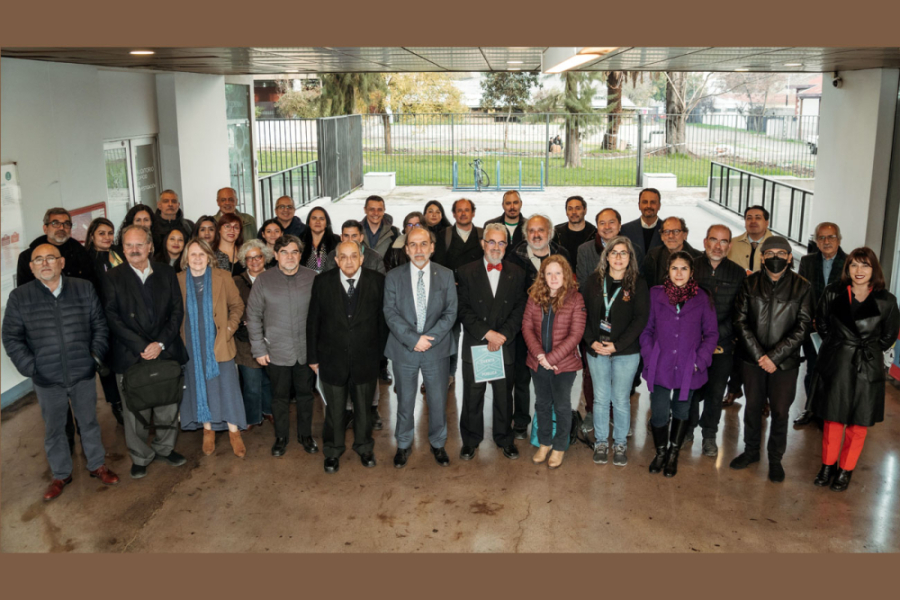 Equipo directivo, docente y administrativo de la Facultad de Arquitectura y Ambiente Construido, posa en el frontis del edificio REMS -Usach
