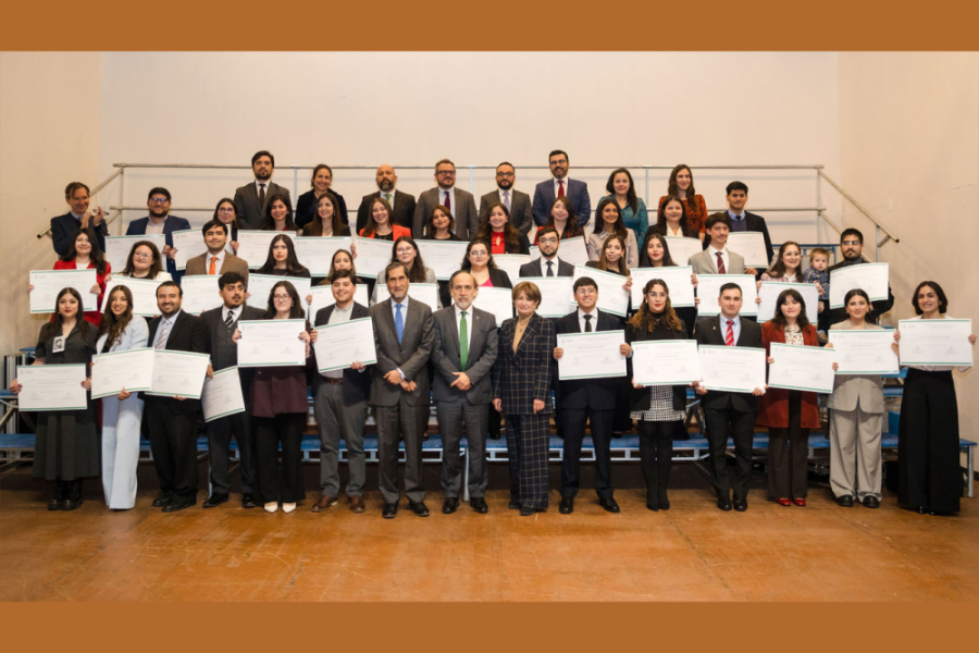 Aparecen en la fotografía el Rector Rodrigo Vidal, el Decano de Derecho, Jaime  Bustos y la primera generación de egresados de la Unidad Académica