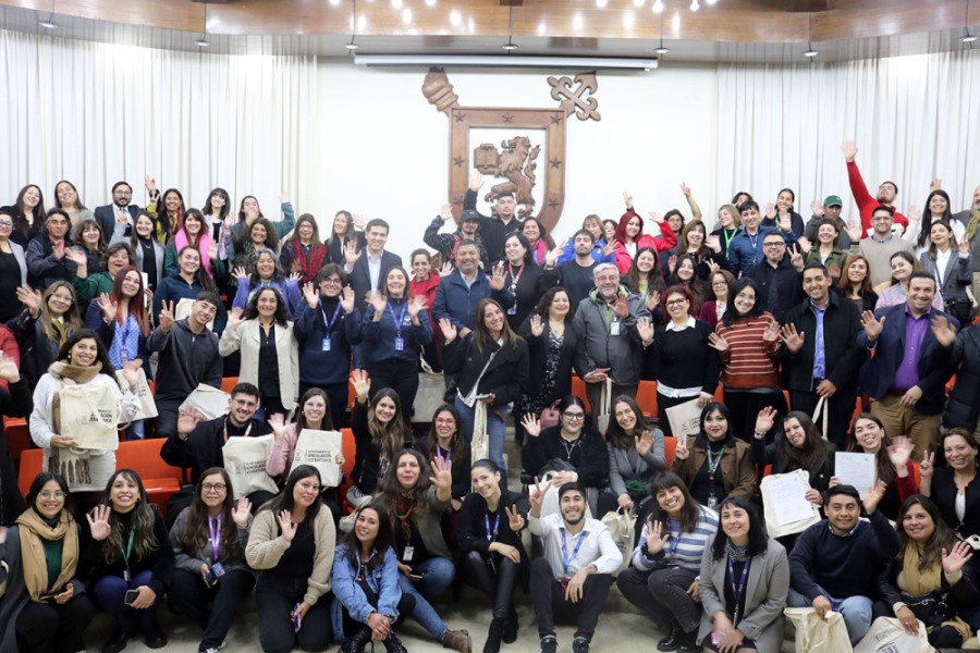 Participantes del proyecto posan a lo largo del Salón de Honor Usach. Más de 100 personas aparecen en la fotografía.